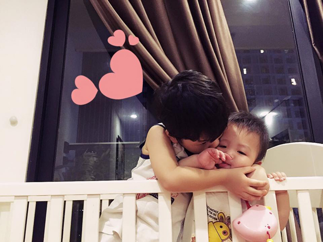 'Anh đi học về, chỉ cần nghe thấy tiếng là em cong mông bò ra đón. Em chẳng thích ngồi cũi, nhưng hễ có anh chơi cùng thì nhốt cũi cũng là niềm vui', Đan Lê hào hứng chia sẻ.