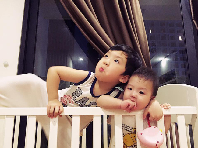 Những hình ảnh hai thiên thần đáng yêu của vợ chồng Khải Anh – Đan Lê khiến nhiều cư dân mạng thích thú.