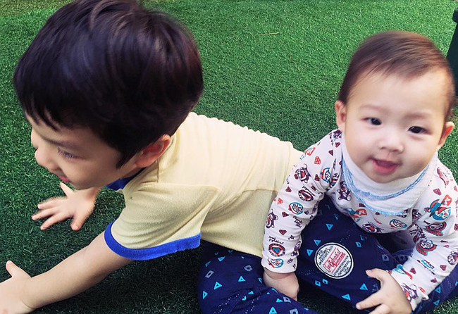 Đan Lê vừa khoe những khoảnh khắc vui vẻ của hai cậu con trai Khải Minh và Khải Nguyên lên trang cá nhân.