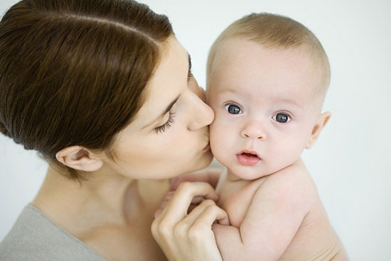 10 đối tượng mẹ tuyệt đối không được cho hôn con mình