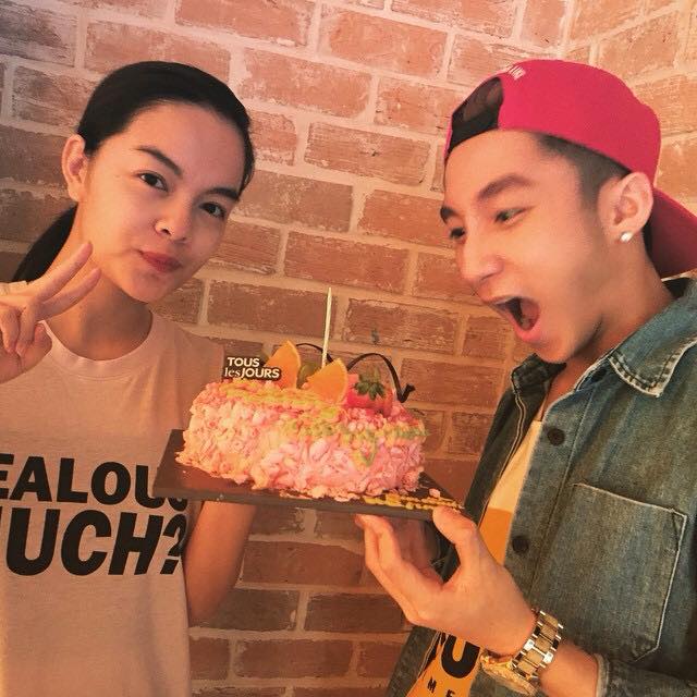 Phạm Quỳnh Anh và Sơn Tùng M-TP trong buổi chúc mừng sinh nhật một thành viên trong công ty.