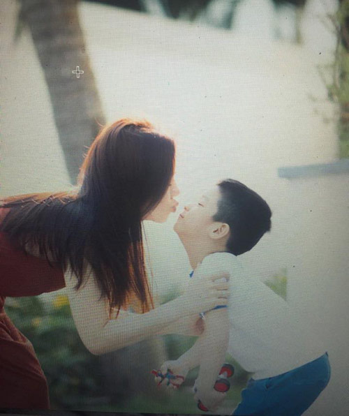 Đây là lần hiếm hoi ca sĩ Lệ Quyên chia sẻ hình ảnh của con trai: 'Tình yêu của mẹ hôm nay được 4 tuổi rồi đấy. Em là đại dương, là tương lai, là Shbet16 chơi game trực tuyến của mẹ... Mau lớn để cùng ba làm vệ sĩ cho mẹ nhé, hi hi. Yêu con!'.