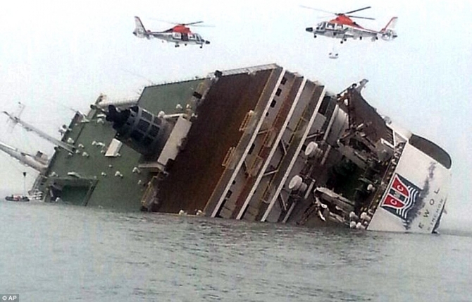 Con tàu Sewol tải trọng 6.835 tấn, chở hơn 470 người nghiêng về một bên và chìm xuống khi đang trên đường từ thành phố Incheon tới đảo Jeju, cách bờ biển Hàn Quốc khoảng 100 km về phía nam.