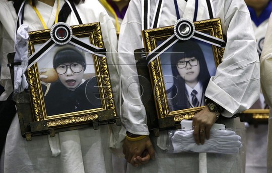 Hôm 4/4, hơn 200 người – chủ yếu là phụ huynh những học sinh thiệt mạng trên phà Sewol – diễu hành từ TP Ansan đến thủ đô Seoul, trước lễ tưởng niệm 1 năm ngày thảm kịch xảy ra (16/4/2014).