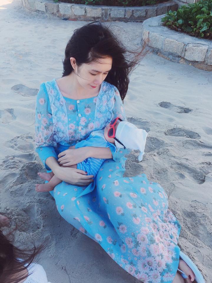 Cô em út Sunny cũng được mẹ Hà trang bị cho chiếc kính râm cực yêu.