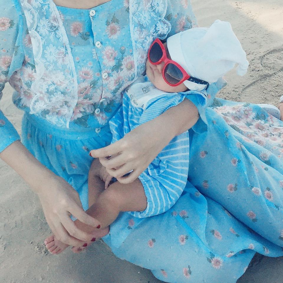 Nhóc tỳ bé nhất nhà này cũng sành điệu không thua gì anh chị.