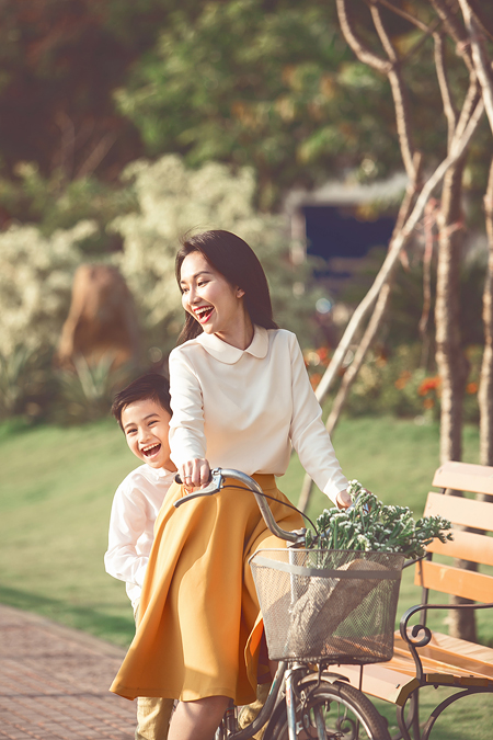 Diễn viên 'Gia đình phép thuật' khoe những khoảnh khắc bình yên khi đi dạo bằng xe đạp cùng 'hoàng tử bé'.