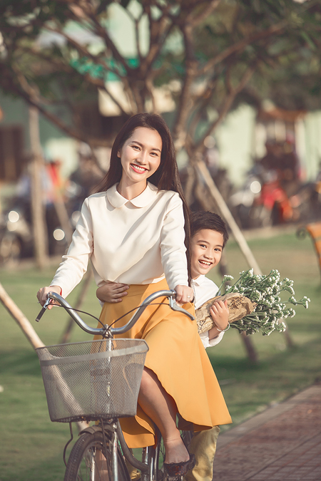 Nữ diễn viên đạp xe chở con trai đi chơi công viên và tận hưởng những giây phút hạnh phúc.