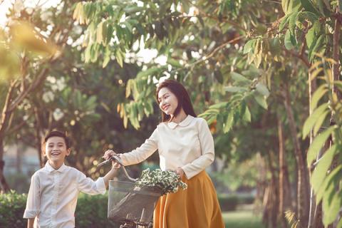 Con trai là điểm tựa vững chắc để cô bước qua mọi sóng gió cuộc đời và phấn đấu trong sự nghiệp.