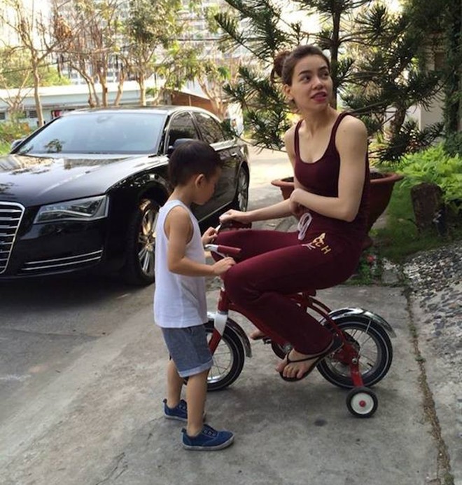 Luôn thể hiện mình là bạn thân của con, Hồ Ngọc Hà không ngại chơi đùa cùng quý tử Subeo. Nữ ca sĩ từng ngồi lên chiếc xe đạp 3 bánh nhỏ xíu của cậu con trai. Bộ Shbet999 com đăng nhập của nữ ca sĩ còn khá ăn ý với màu chiếc xe.