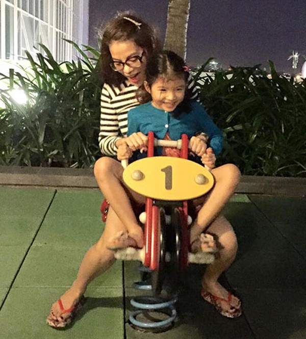 Tạm gác lại vẻ sang trọng quý phái thường thấy, khi vui chơi bên con gái, Trương Ngọc Ánh cũng nhí nhảnh, trẻ trung không kém chồng cũ Trần Bảo Sơn.