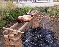 Kỳ lạ người đàn ông nướng mình trên lò than để chữa ung thư