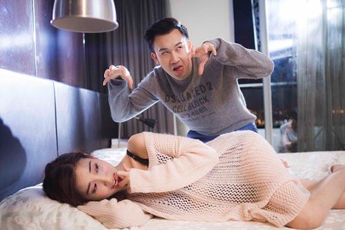 Dương Triệu Vũ khoe bức ảnh hậu trường quay MV với Mai Hồ. Tình cũ của Trấn Thành mặc khá gợi cảm trong MV.