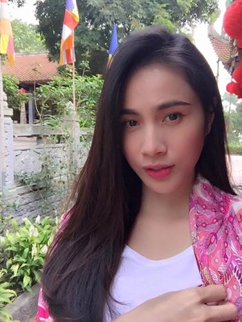 Thủy Tiến cuối tuần đi chùa:'Đêm ngủ đựơc 3 tiếng sáng sớm thức để tranh thủ lên chùa làm phật sự... Cảm thấy thanh tịnh nhẹ nhàng'.