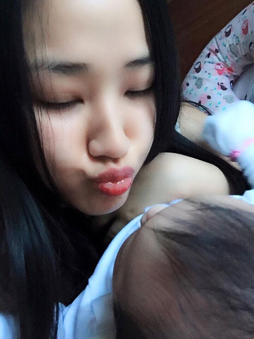 Maya chu môi chuẩn bị hôn công chúa bé bỏng. Con gái nữ ca sĩ được gọi với tên thân mật là Bồ Câu.