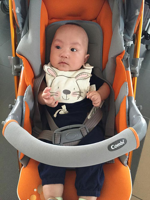 Con trai Tuấn Hưng nằm ngoan trong nôi khi chuẩn bị lên máy bay: 'Em bắt đầu chính thức xa nhà theo bố đi làm'.