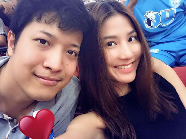 Diễm My 9X và bạn trai hào hứng đi xem trận bóng đá thuộc giải thể thao Mừng SHBET phiên bản mới 2025 Việt Nam.