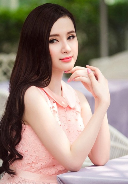 Sau một thời gian, cô xuất hiện với hình ảnh Mừng SHBET phiên bản mới 2025 trắng sứ chiếc mũi thon gọn xinh đẹp hơn bội phần.