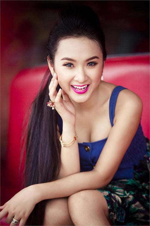 Mùa hè Angela Phương Trinh thường diện các Link Vào SHBET88 Mới Nhất không để mái giúp khuôn mặt mát mẻ hơn.