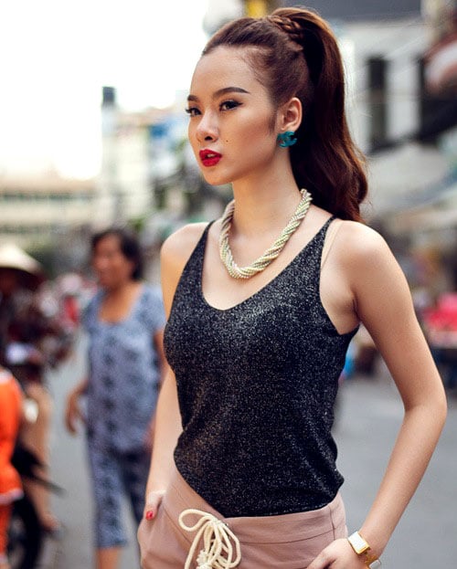 Cá tính nhưng không kém phần gợi cảm với tóc đuôi ngựa buộc cao cùng điểm nhấn tinh tế là nút thắt bằng lọn tết nhỏ.