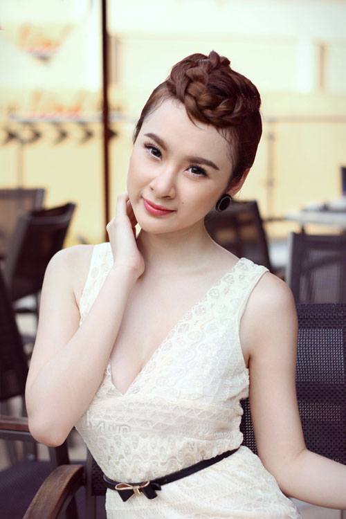 Kiểu tóc tết quấn lên đằng trước mang 'thương hiệu của Angela Phương Trinh'.