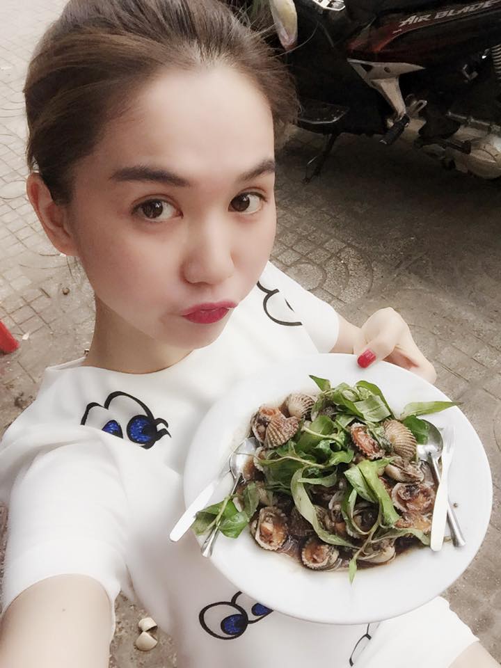 Ngọc Trinh chia sẻ với các fan sở thích ăn ốc của mình. Cô không ngại đăng ảnh đang vừa cầm đĩa ốc vừa nhí nhảnh chu môi 'xì-tin'.