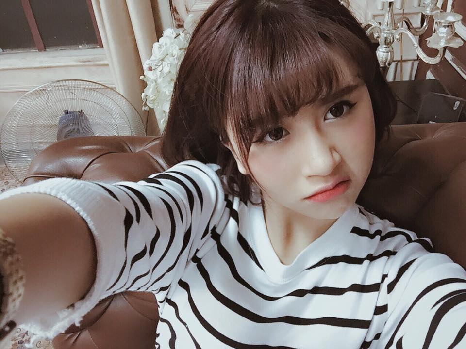 Quỳnh Anh Shyn lại tung ảnh 'xì-tin' với lời bình luận: 'Đang bị ốm. Nhưng gặp ai cũng bảo béo  lên. Nỗi buồn nhân đôi.'