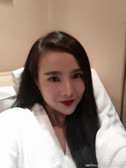 Cằm nhọn hoắt khiến khuôn mặt của Can Lộ Lộ trở nên cứng đờ.