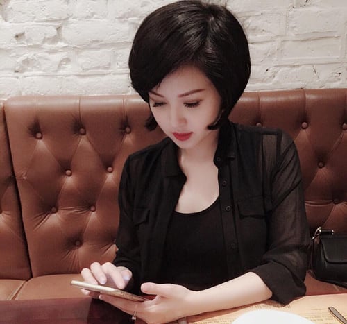 Mái tóc ngắn của Tâm Tít đã mang lại vẻ năng động, cá tính đặc biệt gây ấn tượng mạnh trong mắt người khác.