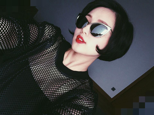 Tuy nhiên, nét dịu dàng, duyên dáng vẫn hiện rõ trên khuôn mặt cựu hot girl. Vợ chồng cô đang chuẩn bị tinh thần để đón con trai chào đời.