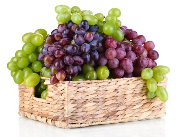 Nho là thực phẩm ít calo, giàu vitamin C và chất xơ, nhưng cũng chứa tyramine, một axit amin tự nhiên hình thành từ sự phân hủy của protein trong thực phẩm. Tyramine gây tăng huyết áp và đau đầu ở một số người.