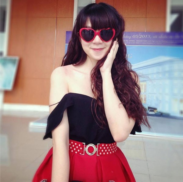 Cô cũng ít lạm dụng phấn son để tránh làm tổn hại đến da, Minh Hà thường trang điểm nhẹ nhàng và lấy điểm nhấn là đôi mắt to tròn.