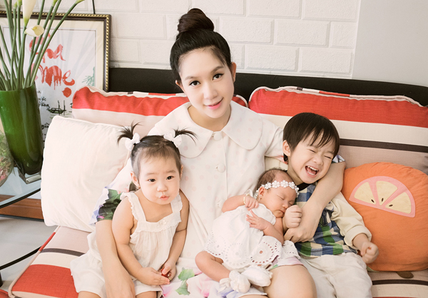 Và nét xinh xắn, dễ thương của cô càng được tôn lên rất nhiều sau khi sinh hạ 3 nhóc tì đáng yêu.