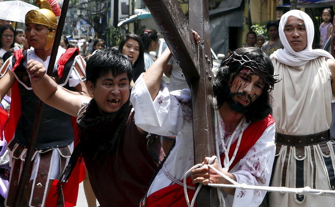 Người dân trpng lãng tình nguyện đóng vai Chúa Jesu bị đóng đinh và coi đó như biểu hiện của sự hy sinh, cầu mong được che chở.