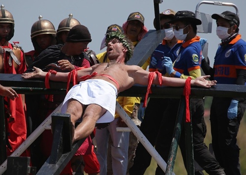 Đóng đinh vào người là một trong những nghi thức quan trọng tại Lễ Phục sinh của người Philippines. Nhiều người trên thế giới đổ xô đến đây để được chứng kiến tận mắt cảnh chúa Jesu bị hành hình được người dân trong làng tái hiện lại.