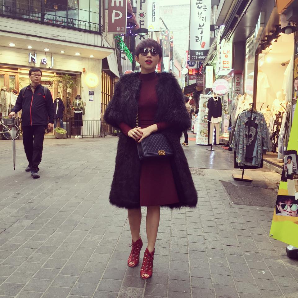 Người hâm mộ thời trang lại được dịp 'mãn nhãn' khi ngắm nhìn những bức hình street style mới nhất của Tóc Tiên chụp tại Hàn Quốc. Cô đang có mặt tại xứ sở kim chi để tham gia phỏng vấn dàn sao tên tuổi Robert Downey Jr, Chris Evans, Mark Ruffalo và đạo diễn Joss Whedon của phim 'Avengers: Age of Ultron'.
