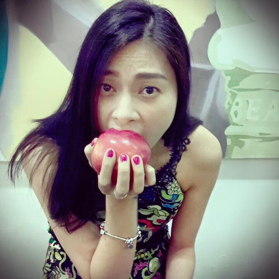 Nữ diễn viên 'Ngày nảy ngày nay' nghịch ngợm 'gặm' táo ngon lành sau một ngày dài làm việt mệt mỏi. Cô than thở trên trang cá nhân của mình: 'Một ngày làm việc quá dài.Một buổi chụp, sáu buổi họp... Nói đến khản cổ. Sắp làm phim mới nữa, nên bắt đầu stress trở lại rồi!'