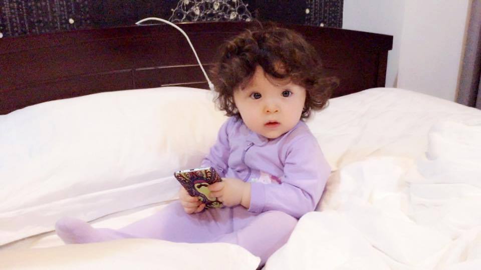 Bé Cadie Mộc Trà nhà Elly Trần vô cùng dễ thương với Shbet999 com đăng nhập body-suit màu tím.