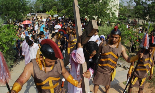 Một số quốc gia khác trên thế giới cũng diễn lại cảnh Chúa Jesu bị dẫn đi hành hình và hồi sinh như Tây Ban Nha, Ấn Độ, Indonesia,… Nhưng ít quốc già nào có lễ hội đóng đinh thật đẫm máu như ở làng Cutud, Philippines.