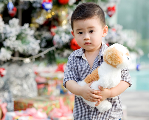Những bộ suit đẹp có gam màu nhã nhẵn thường được nữ diễn viên chọn lựa để giúp Duy Anh có được hình ảnh bảnh bao hơn.
