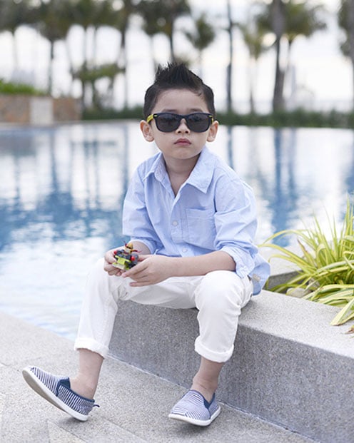 Nhóc tỳ của năm 2014 - Duy Anh luôn xuất hiện với phong cách thanh lịch và không kém phần đáng yêu, bởi diễn viên Thân Thúy Hà chăm chút rất tỉ mỉ về Shbet999 com đăng nhập, phụ kiện cho cậu con trai cưng của mình.