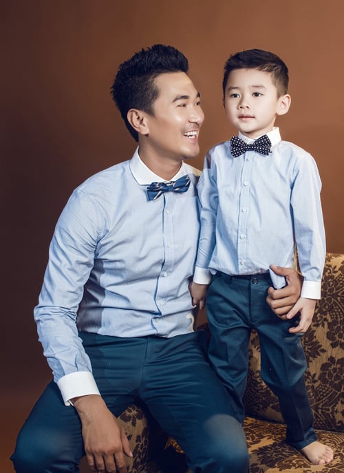 Sở hữu khuôn mặt xinh xắn và có phong cách thời trang còn giúp cậu bé được mời xuất hiện trong một số bộ ảnh thời trang.