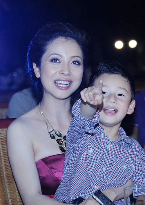 Ngay từ bé, Bảo Nam đã thích mặc sơmi lịch lãm.