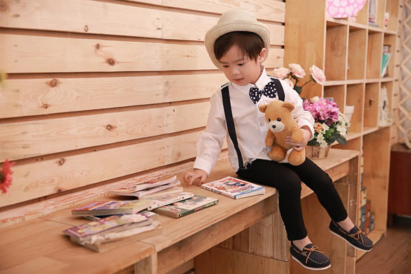 Được mẹ chăm chút và đầu tư về ăn mặc, cậu bé luôn khiến người lớn trầm trồ mỗi khi xuất hiện bởi Shbet999 com đăng nhập kết hợp khéo léo, vẫn mang nét ngây thơ, hồn nhiên mà lại chững chạc, sành điệu.