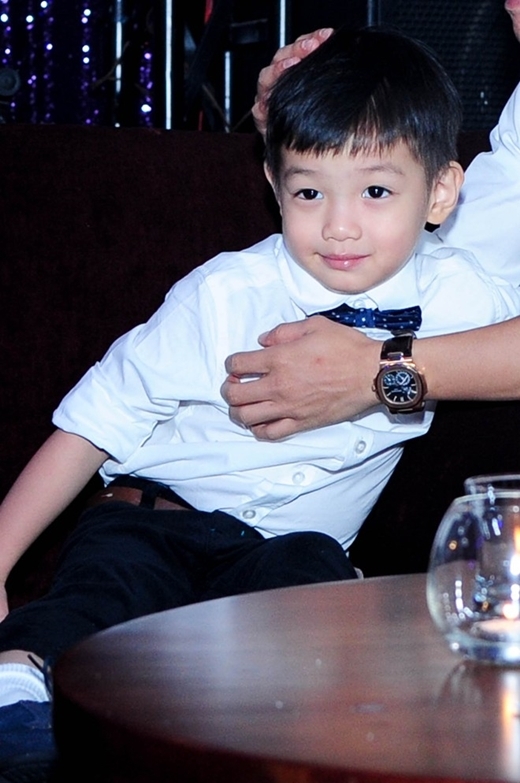 Hot boy nhí Subeo có phong cách thời trang thu hút không kém người mẹ nổi tiếng.