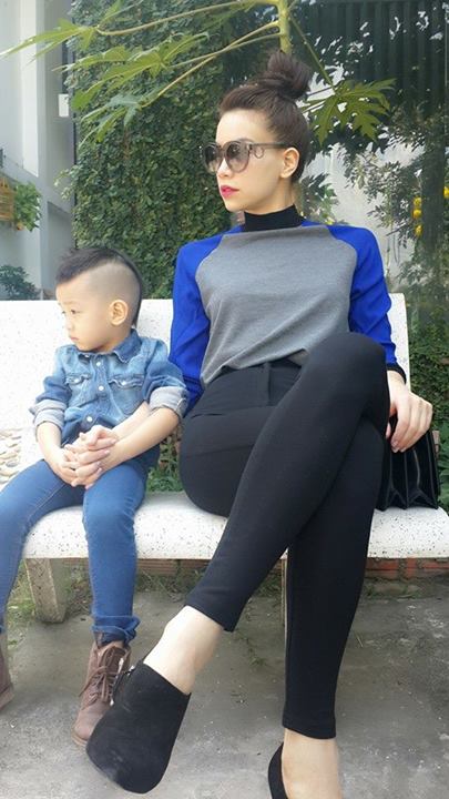 Mỗi khi đưa Subeo đi chơi, Hồ Ngọc Hà thường chọn Shbet999 com đăng nhập cho mình và con trai có nhiều điểm tương đồng về màu sắc và phong cách thời trang.