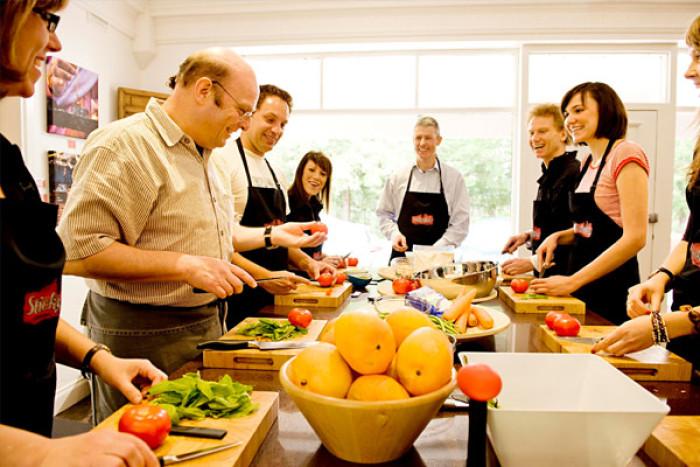 Với những mẫu váy cưới này, các nhà thiết kế tập trung vào phần lưng với những đường cut out khoe lưng trần gợi cảm cho cô dâu.