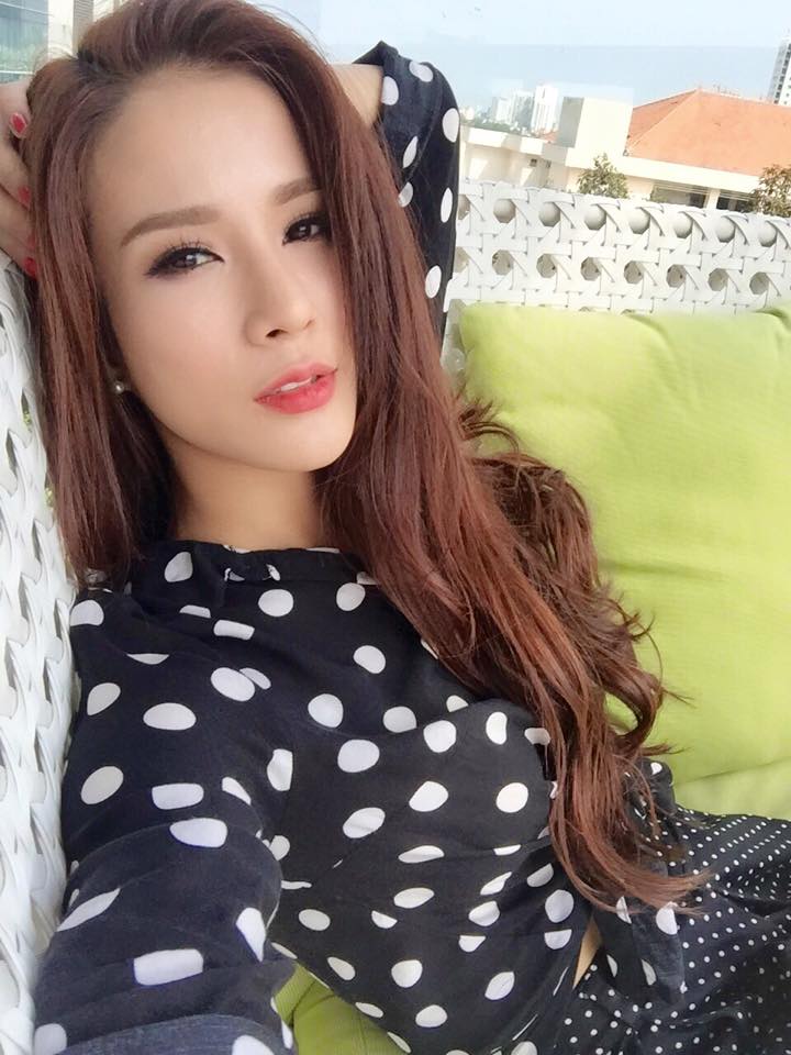 Diệp Lâm Anh chia sẻ với fan về giấc mơ bị ma cà rồng 'truy sát':'Giờ mới thức giấc... Đêm hôm qua mê mệt về những điều khiến mình buồn. Kết thúc bằng giấc mơ bị Vampire truy sát. Cuối cùng vẫn bị cắn tay, yếu đuối quá! Thức giấc trong tâm lý hoang mang'.