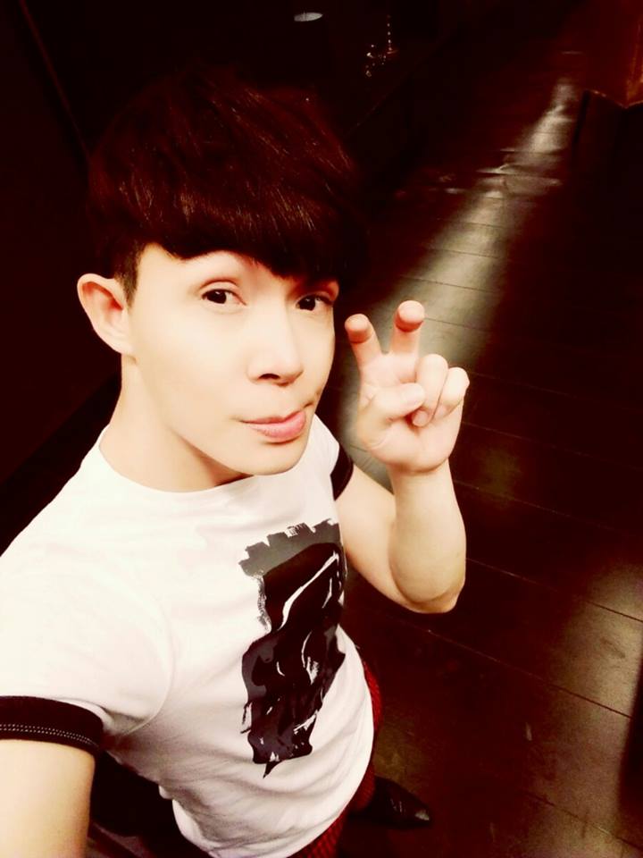 Nathan Lee 'xì-tin' tự nhận mình là bé trai 19 tuổi 'bị cả thế giới vùi dập' trong dòng trạng thái cập nhật trên trang cá nhân.