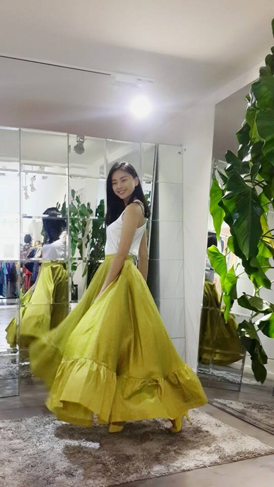 Ngô Thanh Vân dù rất bận rộn với kế hoạch phim ảnh nhưng vẫn tranh thủ những giây phút nghỉ ngơi hiếm hoi để tạo dáng tung váy chụp ảnh đăng Facebook.